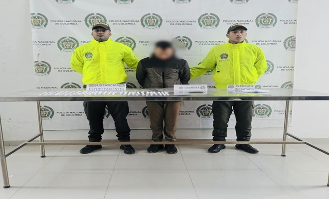 Uniformados De La Polic a Capturan A Un Distribuidor De Drogas uniformados-de-la-polic-a-capturan-a-un-distribuidor-de-drogas